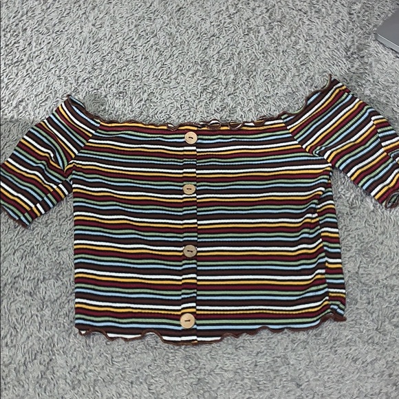 Striped crop top woth off-the-shoulder sleeves. - Picture 1 of 2